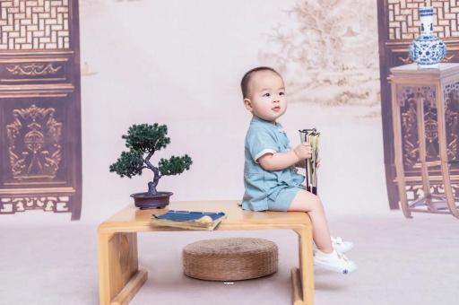 湖州宝宝边吃奶边挣扎烦躁